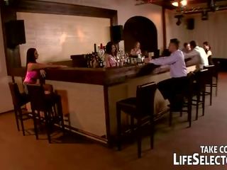 Життя selector: офіціантка вдарив в тріо і сексуальна клієнт separately