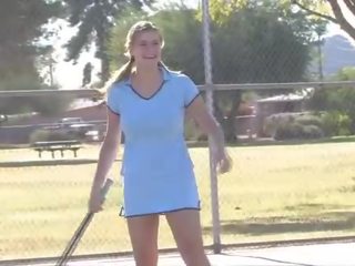 Handsome brunete skaistule reveals viņai masīvs hooters pie tenis tiesa