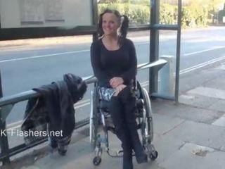 Paraprincess di luar kecondongan memperlihatkan kecakapannya dan berkelip wheelchair terikat babe menunjukkan