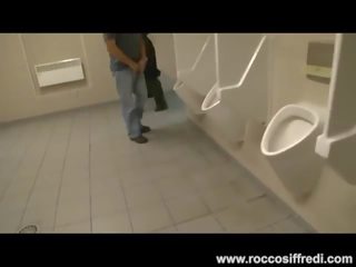Public toaleta la dracu cu pieptoasa gagica