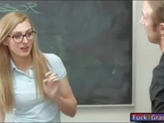 جميل شقراء في سن المراهقة فتاة اليكسا نعمة مارس الجنس في ال حجرة الدراسة