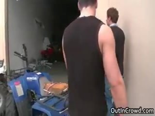 Άνθρωπος παίρνει weenie αναρροφάται σε garage 2 με outincrowd
