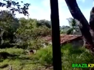 Miskin warga brazil basuh beliau badan di luar rumah