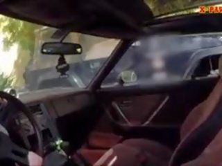 Bionda sciocca dà un strada testa mentre test guida suo auto