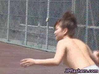 Precioso asiática muñecas practicing desnuda